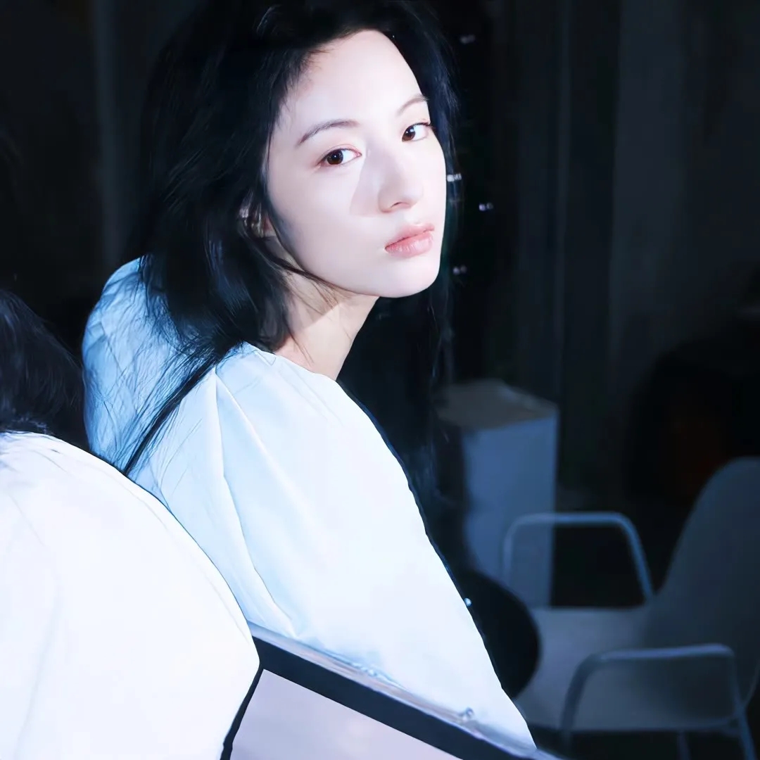 仓鼠囤粮现场：小嘴巴塞得鼓鼓的 - 晴天影视